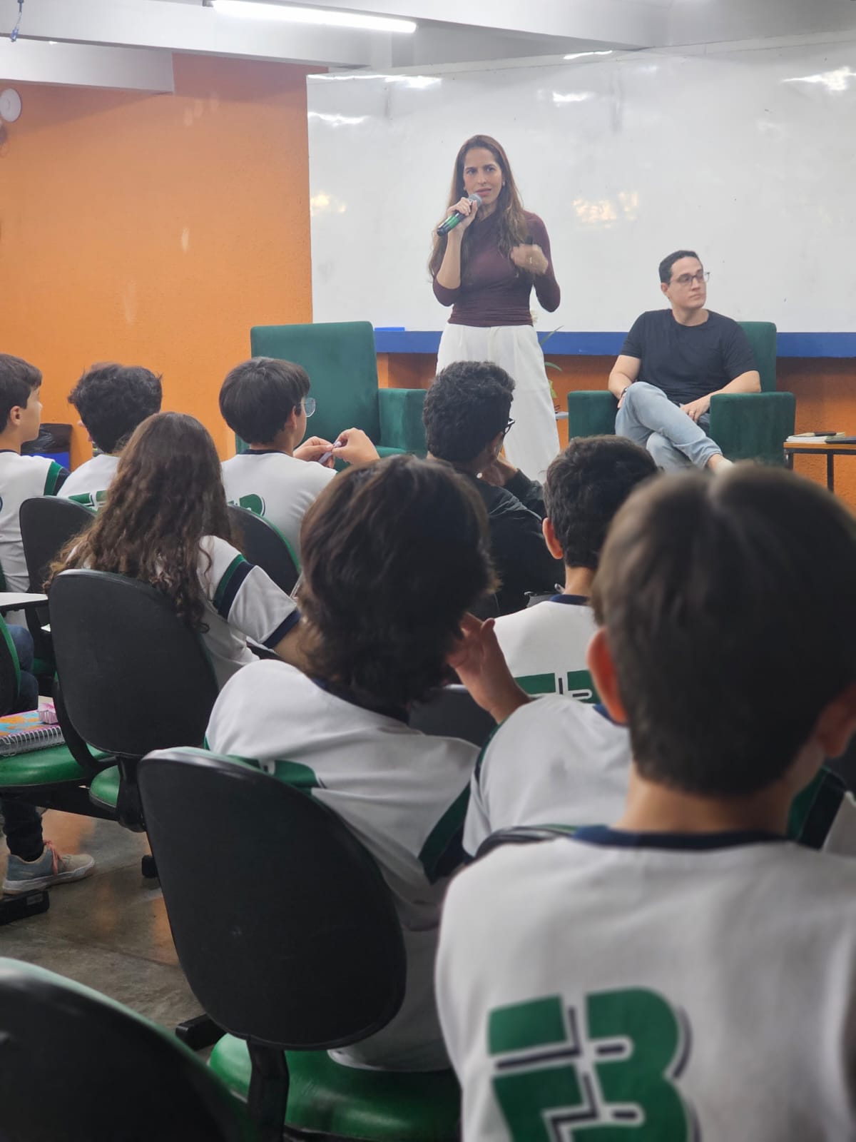 Viviane apresentando o Pequenos Investidores para alunos do Colégio Farias Brito